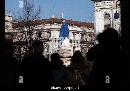 Milano, Italia. 14th Feb, 2024. Foto Stefano Porta/LaPresse14-02-2024 Milano, Italia - Cronaca - Associazione Arca copre con una coperta blu la statue nel centro di Milano per sensibilizzare la cittadinanza sul tema dei senza fissa dimora Nella foto: La statua di Leonardo in Piazza della Scala February 14, 2024 Milan, Italy - News - The Arca Association covers the statues in the center of Milan with a blue blanket to raise awareness among citizens on the issue of homelessness Credit: LaPresse/Alamy Live News Stock Photo