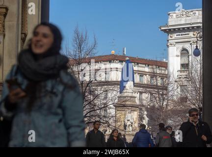 Milano, Italia. 14th Feb, 2024. Foto Stefano Porta/LaPresse14-02-2024 Milano, Italia - Cronaca - Associazione Arca copre con una coperta blu la statue nel centro di Milano per sensibilizzare la cittadinanza sul tema dei senza fissa dimora Nella foto: La statua di Leonardo in Piazza della Scala February 14, 2024 Milan, Italy - News - The Arca Association covers the statues in the center of Milan with a blue blanket to raise awareness among citizens on the issue of homelessness Credit: LaPresse/Alamy Live News Stock Photo