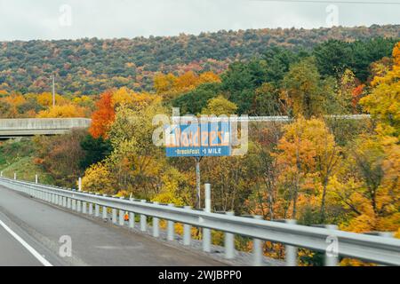 Breezewood, Pennsylvania - October 20, 2023: Small retro vintage billboard for a Hardees fast food restaurant, with the 1980s era logo Stock Photo