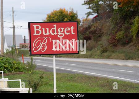Breezewood, Pennsylvania - October 20, 2023: The Budget Inn Motel, just one of the many motels and hotels along the unusal I-70 Pennsylvania turnpike Stock Photo