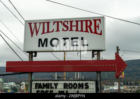 Breezewood, Pennsylvania - October 20, 2023: The Wiltshire Motel, just one of the many motels and hotels along the unusal I-70 Pennsylvania turnpike i Stock Photo