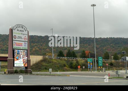 Breezewood, Pennsylvania - October 20, 2023: Gateway Travel Plaza food court and gas station Stock Photo