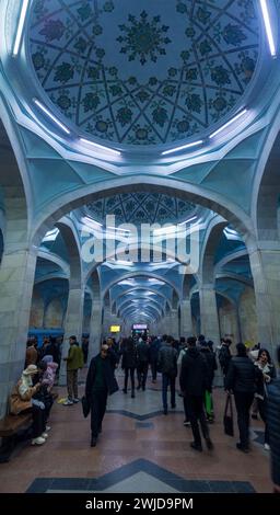 Rush hour at the Alisher Navoi subway station, Tashkent Stock Photo