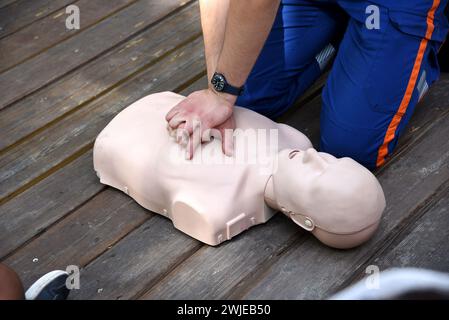 Paris (France): Paris-Plages (Paris Beaches), 2023/08/20. First-aid worker. Introduction to first-aid. CPR training with a first aid dummy, cardiac ma Stock Photo