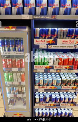 RED BULL CANS OF ENERGY DRINKS ON DISPLAY INSIDE THE FOOD STORE Stock Photo