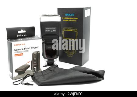 Valencia, Spain - August 8, 2021: Aperlite YH-400 Speedlight with Godox Trigger model CT-16 for Canon. Picture of the product with its boxes Stock Photo