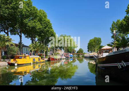 Salleles-d'Aude (south of France): barges in the harbour, on the “Canal de Jonction” linking up with the Canal du Midi Stock Photo