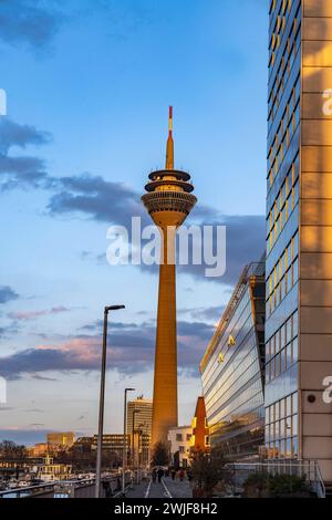 Der Rheinturm in Düsseldorf, Medienhafen, Nordrhein-Westfalen ...