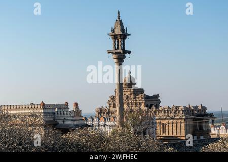 The towering Manasthambha column stands prominently in front of the intricately carved temples at Shravanabelagola under the soft light of the late af Stock Photo