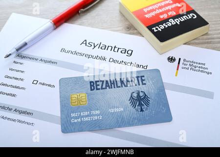 FOTOMONTAGE, Bezahlkarte für Geflüchtete und Asylsuchende auf einem Asylantrag, Symbolfoto *** PHOTOMONTAGE, payment card for refugees and asylum seekers on an asylum application, symbolic photo Stock Photo