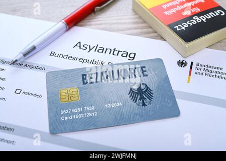 FOTOMONTAGE, Bezahlkarte für Geflüchtete und Asylsuchende auf einem Asylantrag, Symbolfoto *** PHOTOMONTAGE, payment card for refugees and asylum seekers on an asylum application, symbolic photo Stock Photo