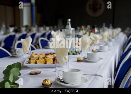 Kaffeetafel mit Wassergläsern, Gebäck, Dekoration. Festlicher Anlass. Kerstin Gohl Stock Photo