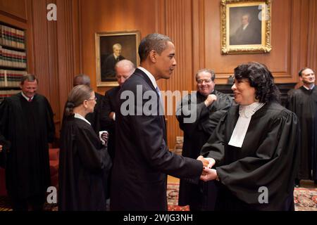 President Barack Obama and Vice-President Joe Biden at Supreme Court meeting with Justices prior to Investiture Ceremony for Justice Sonia Sotomayor. (Shown from left to right: Chief Justice John Roberts, Justice Clarence Thomas (partially obscured), Justice Ruth Bader Ginsburg, Vice-President Joe Biden, President Obama, Justice Antonin Scalia, Justice Sonia Sotomayor and Justice Samuel Alito, Washington, District of Columbia, 9/8/2009. (Photo by Pete Souza/White House) Stock Photo