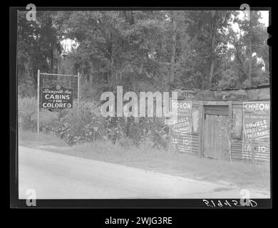 Highway sign advertising Bronzville Inn, segregated roadside tourist cabins, South Carolina, 6/1939. (Photo by Marion Post Wolcott/U S Farm Security Administration/OWI) Stock Photo