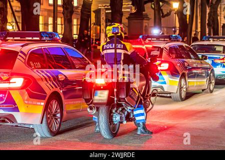 Münchner Sicherheitskonferenz 2024, Polizeikolonne vor dem Tagungsort, München, 15. Februar 2024 Deutschland, München, Februar 2024, Polizeikolonne vor dem Tagungsort am Vorabend der Münchner Sicherheitskonferenz 2024, vom 16.-18. Februar im Hotel Bayerischer Hof, mehr als 5.000 Polizeikräfte sind im Einsatz, um die 60. Münchner Sicherheitskonferenz zu sichern, Abend, Bayern, *** Munich Security Conference 2024, police column in front of the conference venue, Munich, February 15, 2024 Germany, Munich, February 2024, police column in front of the conference venue on the eve of the Munich Securi Stock Photo