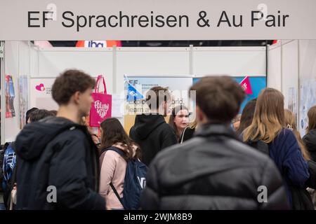 Grosses Interesse an einem Stand der Sprachreisen und Au Pair Stellen vermittelt. Kölner Messehalle, Berufsorientierungsmesse EINSTIEG. Hier treffen Schüler auf knapp 350 Aussteller wie Unternehmen, Universitäten, private Hochschulen, Verbände, Ministerien und Anbieter von Auslandsaufenthalten und können sich umfassend über die Berufswelt informieren. *** Great interest in a stand offering language holidays and au pair positions. Cologne exhibition hall, career guidance fair EINSTIEG. Here, school pupils meet almost 350 exhibitors such as companies, universities, private colleges, associations Stock Photo