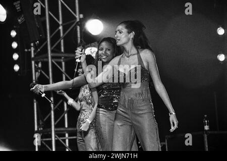 HONEYZ, CONCERT, 2000: Mariama Goodman and Célena Cherry of the British soul girl group The Honeyz play Cardiff University May Ball in Cardiff, Wales, UK on 20 May 2000. Photo: Rob Watkins.  INFO: The Honeyz, a British R&B girl group, rose to fame in the late '90s with their soulful harmonies and infectious pop hooks. Hits like 'Finally Found' and 'End of the Line' showcased their vocal prowess and catchy tunes, captivating audiences worldwide. Stock Photo