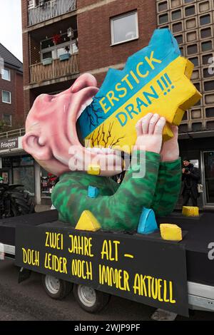 Vladimir Putin with his mouth open, devouring Ukraine, papier-mache ...
