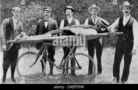 An improvised ambulance stretcher used by the St. John Ambulance Association in December 1901, prior to the establishment of the St. John Ambulance Brigade in 1902. The stretcher was made of two clothes' props two crosspoles and two cornsacks. Carrying the stretcher and patient, weighing 18 stone on a bicycle. Two clothes props, two cornsacks and a bike - a Sydney ambulance in 1901. December 28, 1901. (Photo by The Sydney Mail). Stock Photo