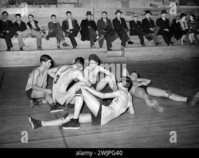 High School basketball players resting between periods, Eufaula, Oklahoma, USA, Russell Lee, U.S. Farm Security Administration, February 1940 Stock Photo