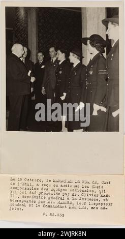 EDE, Mr. Propaganda photography: Marshal Pétain receives the heads responsible for national teams in audience '. On October 19, the Marechal de France, chief / state, received the chiefs / officials from the national teams, which / were presented to him by Mr. Olivier Mar- / Tin, Secretary General for Youth, and / Accompanied by Mr. Rabaud, their Inspector / General and Commander MESNIER, his Ad- / Joint. V.85.552. Gelatino-silver-bromide draw. Dactylographed legend in black ink. Between 1943-10-19-and 1943-10-20. Paris, Carnavalet museum. 144784-5 Stock Photo