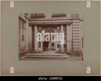 Barry, Jean. Hôtel d'Equerilly 60 rue de Turenne. 'Hotel, entrance facade, 3rd arrondissement, Paris'. Albumin paper draw. in 1902-02-1902-02. Paris, Carnavalet museum. 123819-6 Stock Photo