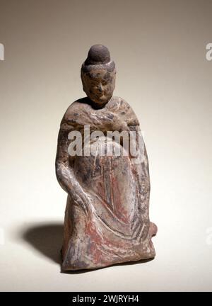 Lady kneeling in terracotta (Mingqi). China, era of the Northern Wei, 386-534. Paris, Cernuschi museum. 34835-5 Kneeling, extreme-corrient antiquity, china, northern wei time, woman, mingqi, funeral statuette, terracotta Stock Photo