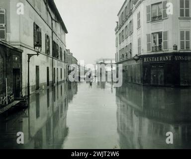 Floods de Paris - Crue de la Seine (January 26, 1910), rue de Javel, Paris 15th arrondissement '. Anonymous photography. Paris, Carnavalet museum. Arrondissement 16th XVI 16th 16, boat, flood, river, flood, flood, reflection, rue de Javel, Seine Stock Photo