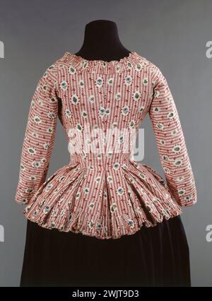 Caraco in printed cotton canvas, white background, six colors, around 1787 - 1790 (back view). Galliera, fashion museum of the city of Paris. 34793-1 CARACO, FEMININ, WOMAN, MODE, COTON OF COTO Stock Photo