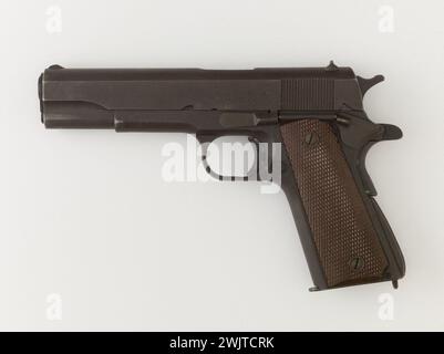 War 1939-1945. Together of Colonel Louis-Guy Warabiot (501st RCC). Semi-automatic pistol Colt 45, model M 1911 A1, caliber 11.43 mm or .45 ACP. Metal, synthetic original material. 1943-1945. General Leclerc Museum of Hauteclocque and the Liberation of Paris, Jean Moulin Museum. Firearm weapon, 1939-1945 war, war 39-45, pistol, Second World War Stock Photo