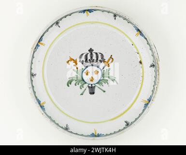 Anonymous. Plate. Earthenware. Around 1789. Paris, Carnavalet museum. 70955-52 Canon, Crown, Epee, Faience, Lys, Decorative Pattern, Revolutionary Periode, Crockery, Plate Stock Photo