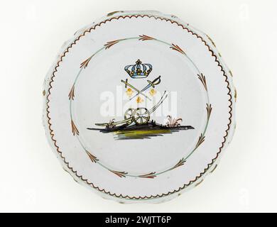 Anonymous. Plate. Earthenware. Around 1789. Paris, Carnavalet museum. 70955-49 Canon, Crown, Epee, Faience, Lys, Decorative Pattern, Revolutionary Periode, Crockery, Plate Stock Photo