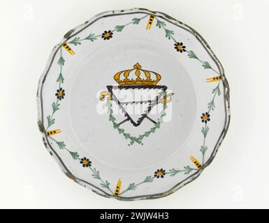 Anonymous. Plate. Earthenware. Around 1789. Paris, Carnavalet museum. 70955-48 Weapon, Crown, Epee, Faience, Flower, Decorative Pattern, Revolutionary Periode, Triangle, Crockery, Plate Stock Photo