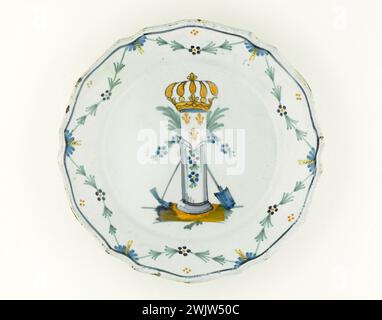 Anonymous. Plate. Earthenware. Around 1789. Paris, Carnavalet museum. 70955-46 Crown, faience, lilies, decorative motif, shovel, revolutionary period, pillar, dishes, plate Stock Photo
