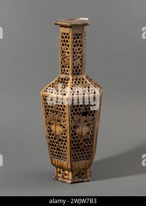 Vase. Porcelain, Qing dynasty (1644-1911). Provenance: China. Paris ...