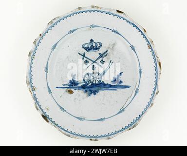 Anonymous. Plate. Earthenware. Around 1789. Paris, Carnavalet museum. 70955-50 Canon, Crown, Epee, Faience, Lys, Decorative Pattern, Revolutionary Periode, Crockery, Plate Stock Photo