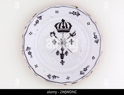 Anonymous. Plate. Earthenware. Around 1789. Paris, Carnavalet museum. 70955-34 Weapon, Heart, Crown, Epee, Faience, Decorative Pattern, knot, Revolutionary period, dishes, plate Stock Photo