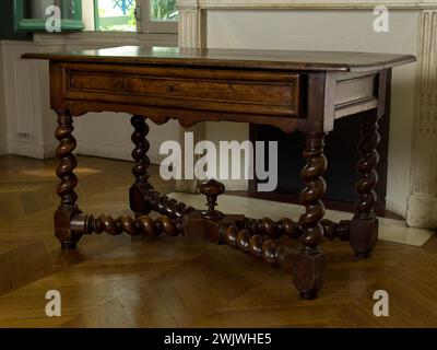 Table by Théophile Gautier (1811-1872), French writer. Paris, Balzac house. Gautier table Balzac House, French writer, French Writer, Balzac house, walnut, report, room, walnut, room, table Stock Photo