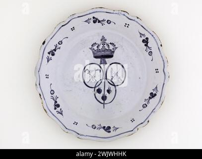 Anonymous. Plate. Earthenware. Around 1789. Paris, Carnavalet museum. 70955-24 Weapon, Heart, Crown, Epee, Faience, Decorative Pattern, Revolutionary Periode, Pic, Crockery, Plate Stock Photo
