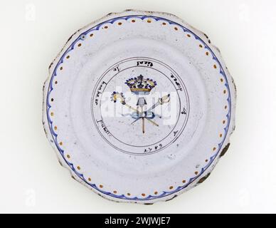 Anonymous. Plate. Earthenware. Around 1789. Paris, Carnavalet museum. 70955-37 Crown, Epee, Faience, Force, Decorative Pattern, knot, Revolutionary period, union, dishes, plate Stock Photo