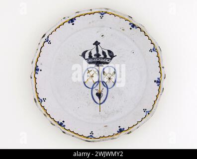Anonymous. Plate. Earthenware. Around 1789. Paris, Carnavalet museum. 70955-26 Weapon, Heart, Crown, Epee, Faience, Decorative Pattern, Revolutionary Periode, Pic, Crockery, Plate Stock Photo