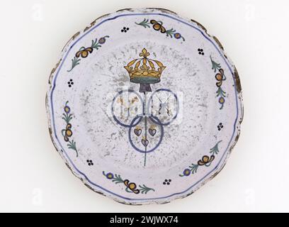 Anonymous. Plate. Earthenware. Around 1789. Paris, Carnavalet museum. 70955-22 Weapon, Heart, Crown, Epee, Faience, Decorative Pattern, Revolutionary Periode, Crockery, Plate Stock Photo