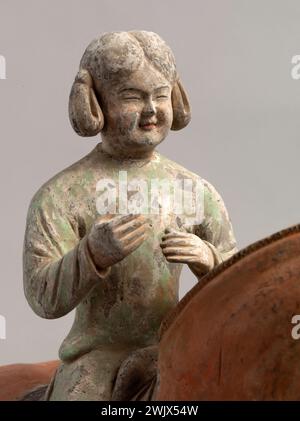 Mingqi: 8 musician riders. Terracotta, with traces of polychromy. Paris, Cernuschi museum. 51631-6 Cavalier, detail, woman, funeral figurine, mingqi, musician, object, statuette, terracotta, polychromy trace Stock Photo