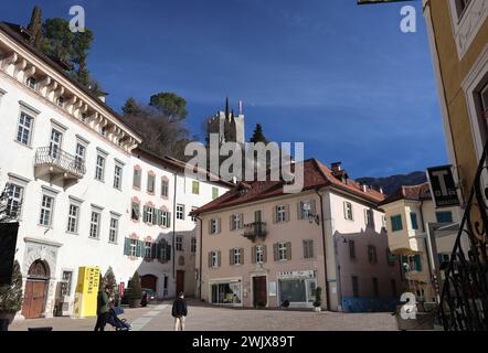 Meran, Südtirol, Italien 16.Februar 2024: Ein Wintertag, Frühlingstag in Meran. Hier der Blick von der Hallergasse auf den Pulverturm oben Ortenstein, Altstadt, Kurstadt, Steinach Viertel *** Merano, South Tyrol, Italy February 16, 2024 A winter day, spring day in Merano Here the view from Hallergasse to the Powder Tower at the top Ortenstein, old town, spa town, Steinach district Stock Photo