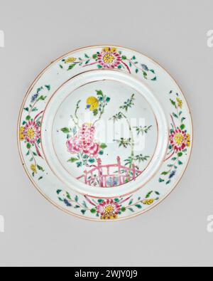 Unknown (n. - d.), Plate with Japanese, pink, peonies and bamboo decor. Porcelain and polychrome enamels. Petit Palais, Museum of Fine Arts of the City of Paris. Stock Photo