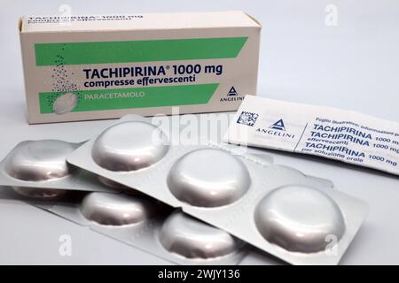 Box of TACHIPIRINA Effervescent Tablets. Tachipirina contains paracetamol, medication used to treat fever and pain. Angelini Pharma, Italy Stock Photo