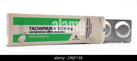 Box of TACHIPIRINA Effervescent Tablets. Tachipirina contains paracetamol, medication used to treat fever and pain. Angelini Pharma, Italy Stock Photo