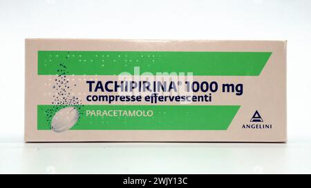 Box of TACHIPIRINA Effervescent Tablets. Tachipirina contains paracetamol, medication used to treat fever and pain. Angelini Pharma, Italy Stock Photo