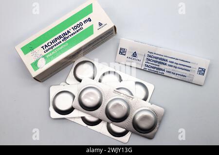 Box of TACHIPIRINA Effervescent Tablets. Tachipirina contains paracetamol, medication used to treat fever and pain. Angelini Pharma, Italy Stock Photo