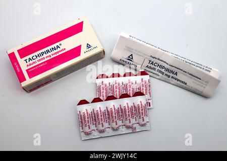 Box of TACHIPIRINA 1000 mg suppositories. Tachipirina contains paracetamol, medication used to treat fever and pain. Angelini Pharma, Italy Stock Photo